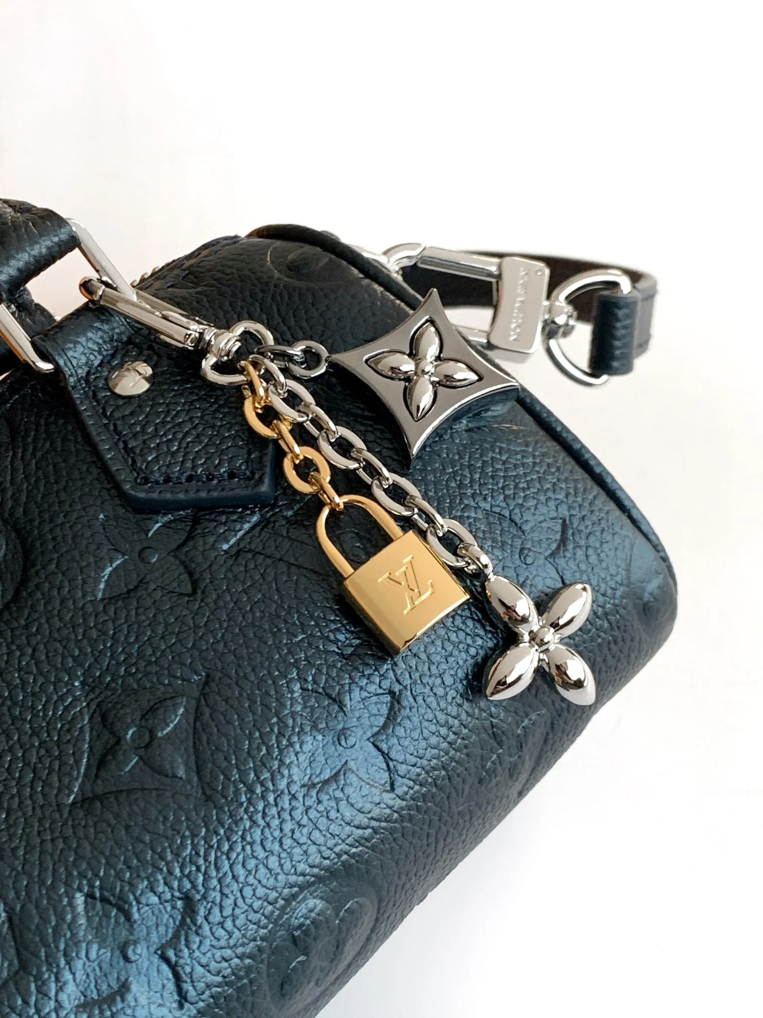 All Categories Official Website "Brand Women's Bags" Women's Bags 💙 LV 2026 New LV Crossbody Bag
