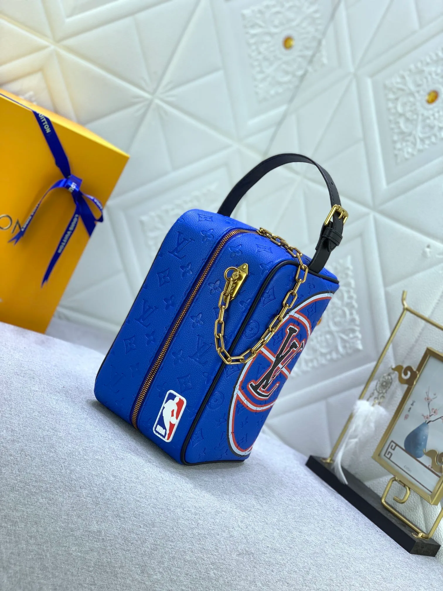 All Categories Official Website "Brand Women's Bags" Women's Bags 💙 LV Dopp Kit Toilet Bag is made of Monogram embossed Taurillon leather, and the full leather embossed NBA Toilet Bag Clutch Box Bag is embellished with a large LV basketball logo and a classic NBA logo patch, witnessing the joint creativity of Louis Vuitton and the NBA.