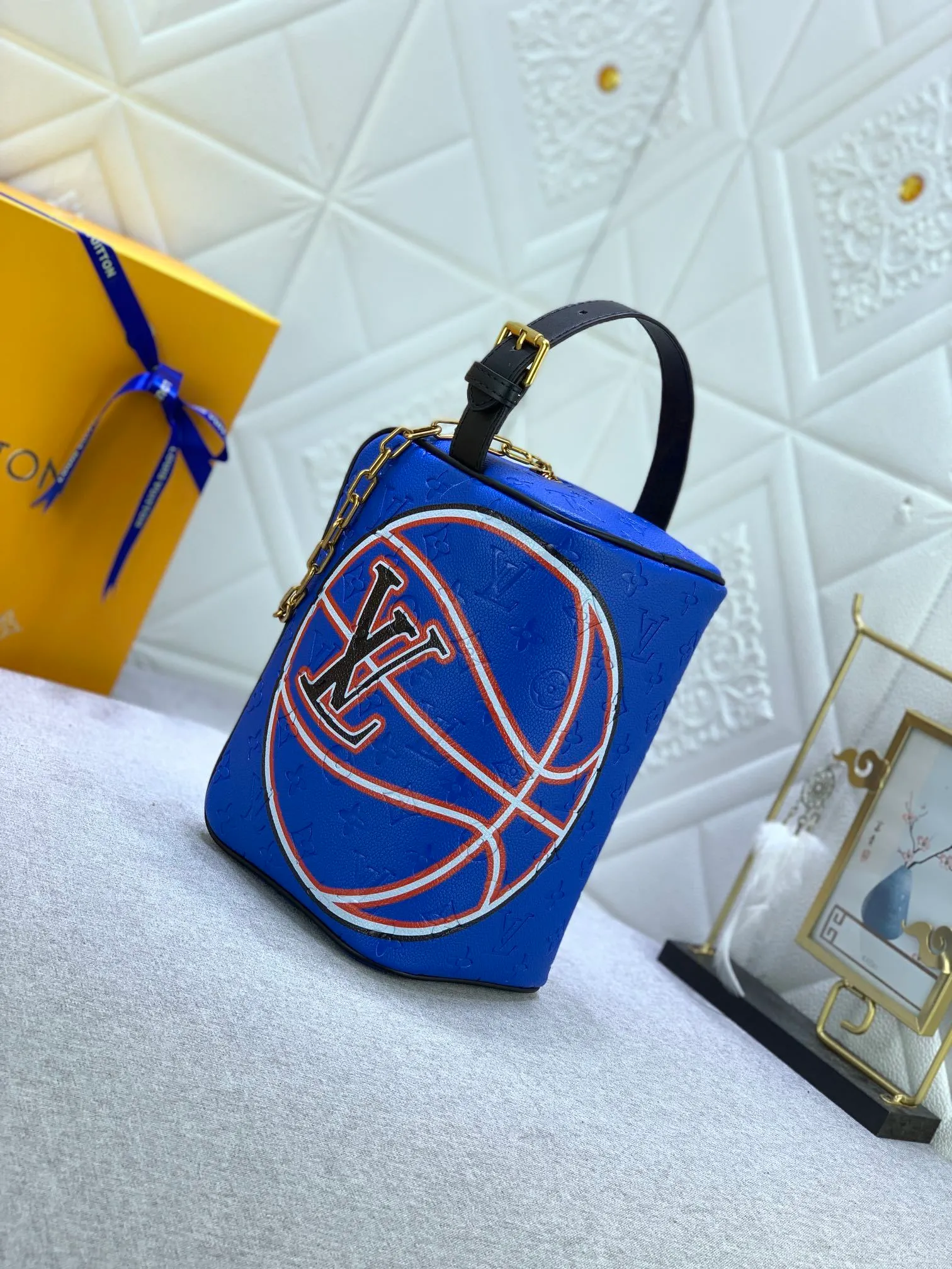 All Categories Official Website "Brand Women's Bags" Women's Bags 💙 LV Dopp Kit Toilet Bag is made of Monogram embossed Taurillon leather, and the full leather embossed NBA Toilet Bag Clutch Box Bag is embellished with a large LV basketball logo and a classic NBA logo patch, witnessing the joint creativity of Louis Vuitton and the NBA.