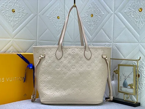 All Categories Official Website "Brand Women's Bags" Women's Bags 💙 LV upgraded original version, the Neverfull medium handbag is made of Monogram Empreinte embossed leather, using three-step inkjet printing technology to present the iridescence. The ample capacity makes it a great companion for commuting, and it can be carried on the shoulder or on the elbow. A removable printed clutch adds extra storage space. Detailed features 3