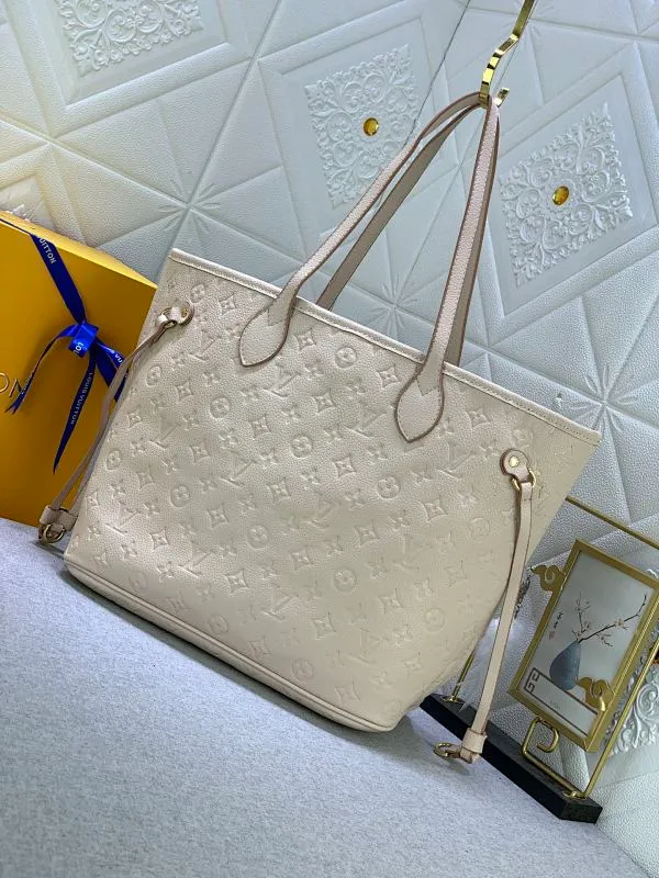 All Categories Official Website "Brand Women's Bags" Women's Bags 💙 LV upgraded original version, the Neverfull medium handbag is made of Monogram Empreinte embossed leather, using three-step inkjet printing technology to present the iridescence. The ample capacity makes it a great companion for commuting, and it can be carried on the shoulder or on the elbow. A removable printed clutch adds extra storage space. Detailed features 3