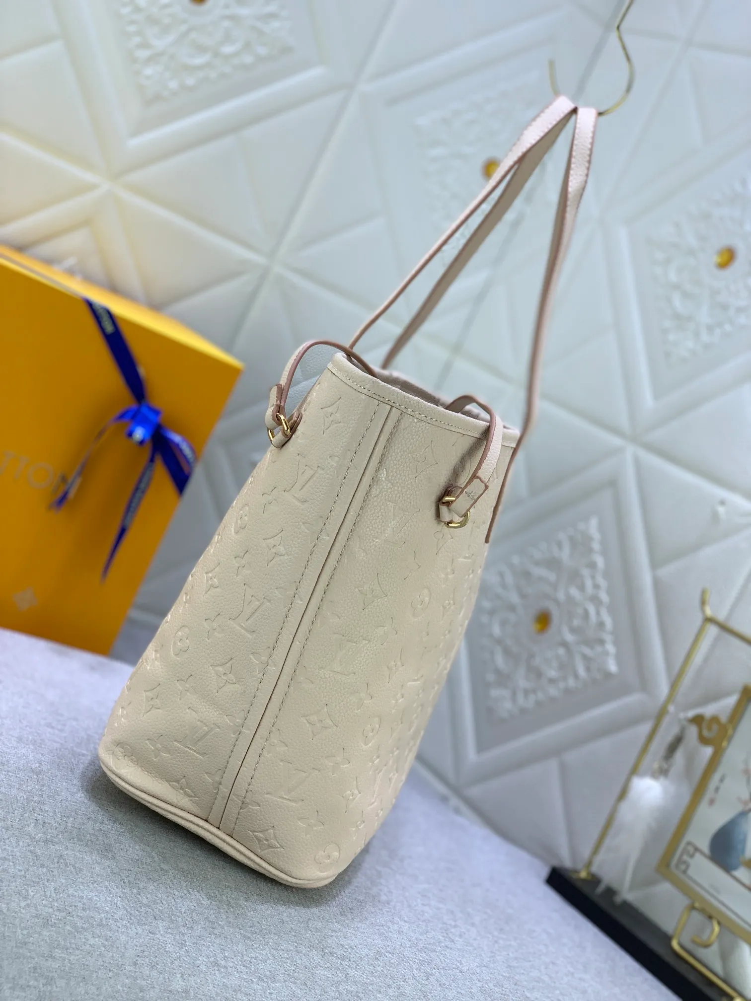 All Categories Official Website "Brand Women's Bags" Women's Bags 💙 LV upgraded original version, the Neverfull medium handbag is made of Monogram Empreinte embossed leather, using three-step inkjet printing technology to present the iridescence. The ample capacity makes it a great companion for commuting, and it can be carried on the shoulder or on the elbow. A removable printed clutch adds extra storage space. Detailed features 3