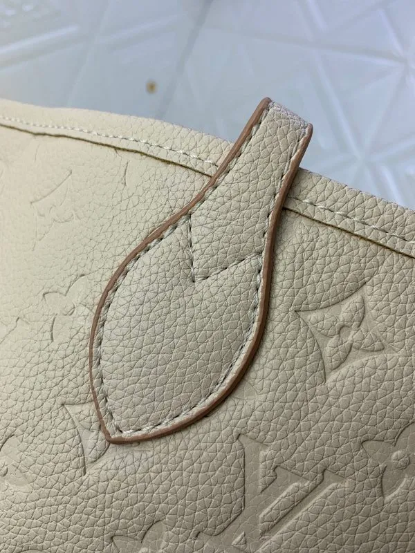 All Categories Official Website "Brand Women's Bags" Women's Bags 💙 LV upgraded original version, the Neverfull medium handbag is made of Monogram Empreinte embossed leather, using three-step inkjet printing technology to present the iridescence. The ample capacity makes it a great companion for commuting, and it can be carried on the shoulder or on the elbow. A removable printed clutch adds extra storage space. Detailed features 3