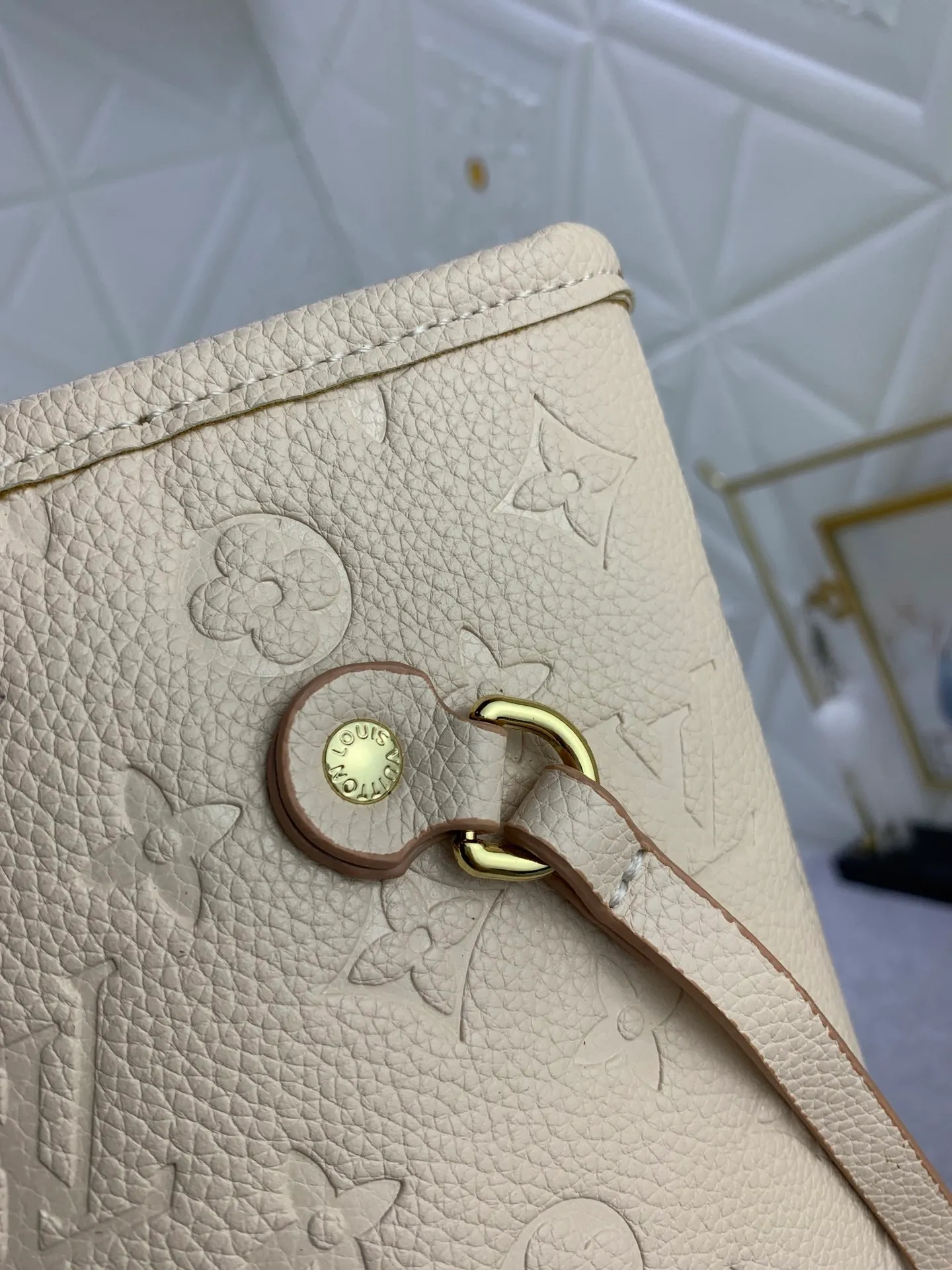 All Categories Official Website "Brand Women's Bags" Women's Bags 💙 LV upgraded original version, the Neverfull medium handbag is made of Monogram Empreinte embossed leather, using three-step inkjet printing technology to present the iridescence. The ample capacity makes it a great companion for commuting, and it can be carried on the shoulder or on the elbow. A removable printed clutch adds extra storage space. Detailed features 3