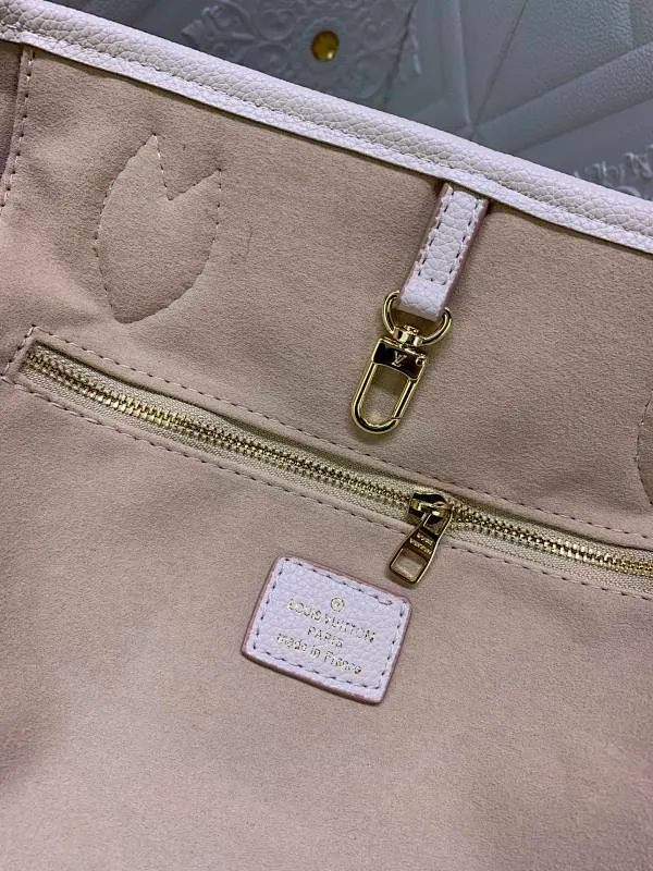All Categories Official Website "Brand Women's Bags" Women's Bags 💙 LV upgraded original version, the Neverfull medium handbag is made of Monogram Empreinte embossed leather, using three-step inkjet printing technology to present the iridescence. The ample capacity makes it a great companion for commuting, and it can be carried on the shoulder or on the elbow. A removable printed clutch adds extra storage space. Detailed features 3