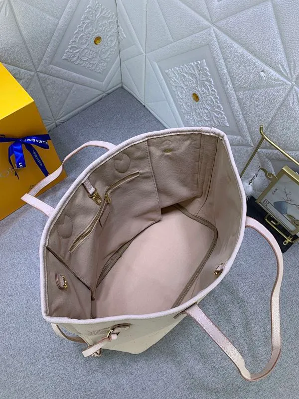 All Categories Official Website "Brand Women's Bags" Women's Bags 💙 LV upgraded original version, the Neverfull medium handbag is made of Monogram Empreinte embossed leather, using three-step inkjet printing technology to present the iridescence. The ample capacity makes it a great companion for commuting, and it can be carried on the shoulder or on the elbow. A removable printed clutch adds extra storage space. Detailed features 3