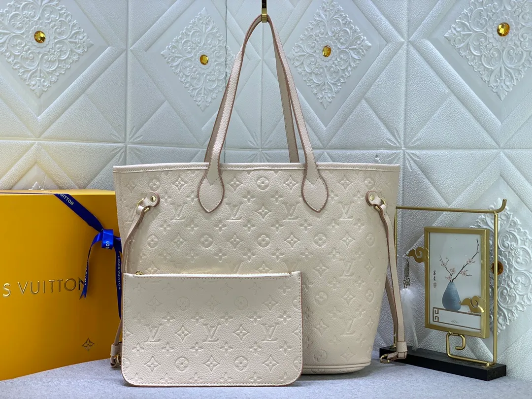 All Categories Official Website "Brand Women's Bags" Women's Bags 💙 LV upgraded original version, the Neverfull medium handbag is made of Monogram Empreinte embossed leather, using three-step inkjet printing technology to present the iridescence. The ample capacity makes it a great companion for commuting, and it can be carried on the shoulder or on the elbow. A removable printed clutch adds extra storage space. Detailed features 3
