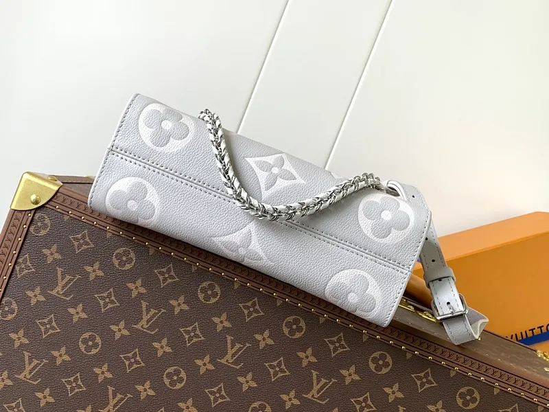 All categories Official website "Brand Women's Bags" Women's Bags 💙 LV 2026 new LV hand-held crossbody bag
