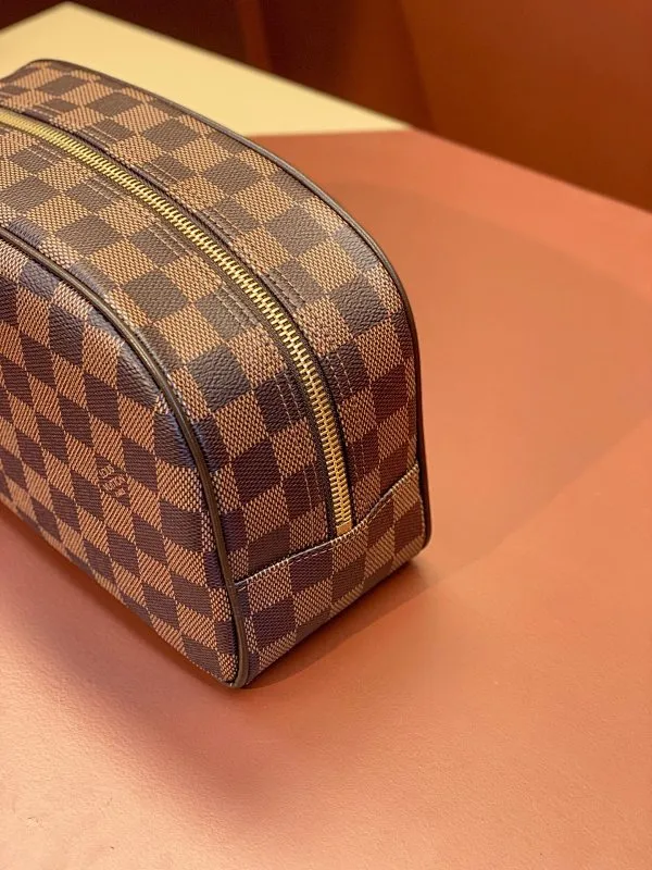 All categories Official website "Brand Women's Bags" Women's Bags 💙 LV 2025 new LV toiletry bag