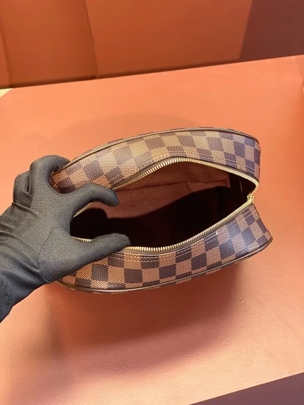All categories Official website "Brand Women's Bags" Women's Bags 💙 LV 2025 new LV toiletry bag