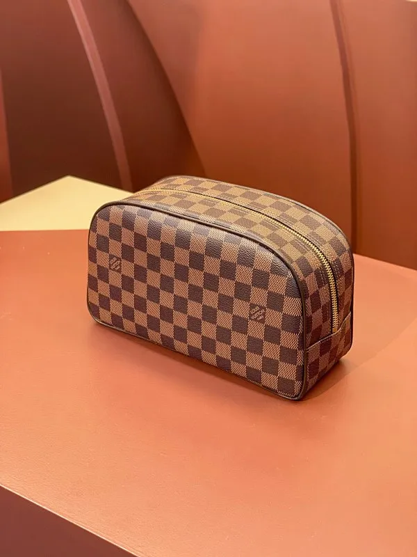 All categories Official website "Brand Women's Bags" Women's Bags 💙 LV 2025 new LV toiletry bag