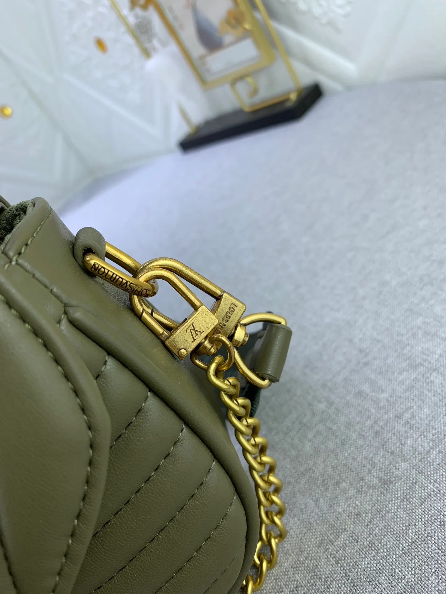 All Categories Official Website "Brand Women's Bags" Women's Bags 💙 LV Upgraded Original Multi Pochette New Wave handbags are made of smooth and soft quilted calf leather, dynamic design, adjustable shoulder straps, distressed gold metal accessories, bronze gold chain inscriptions and striped jacquard shoulder straps, etc. Provide multiple carrying methods, the coin-shaped round bag on the shoulder strap can be