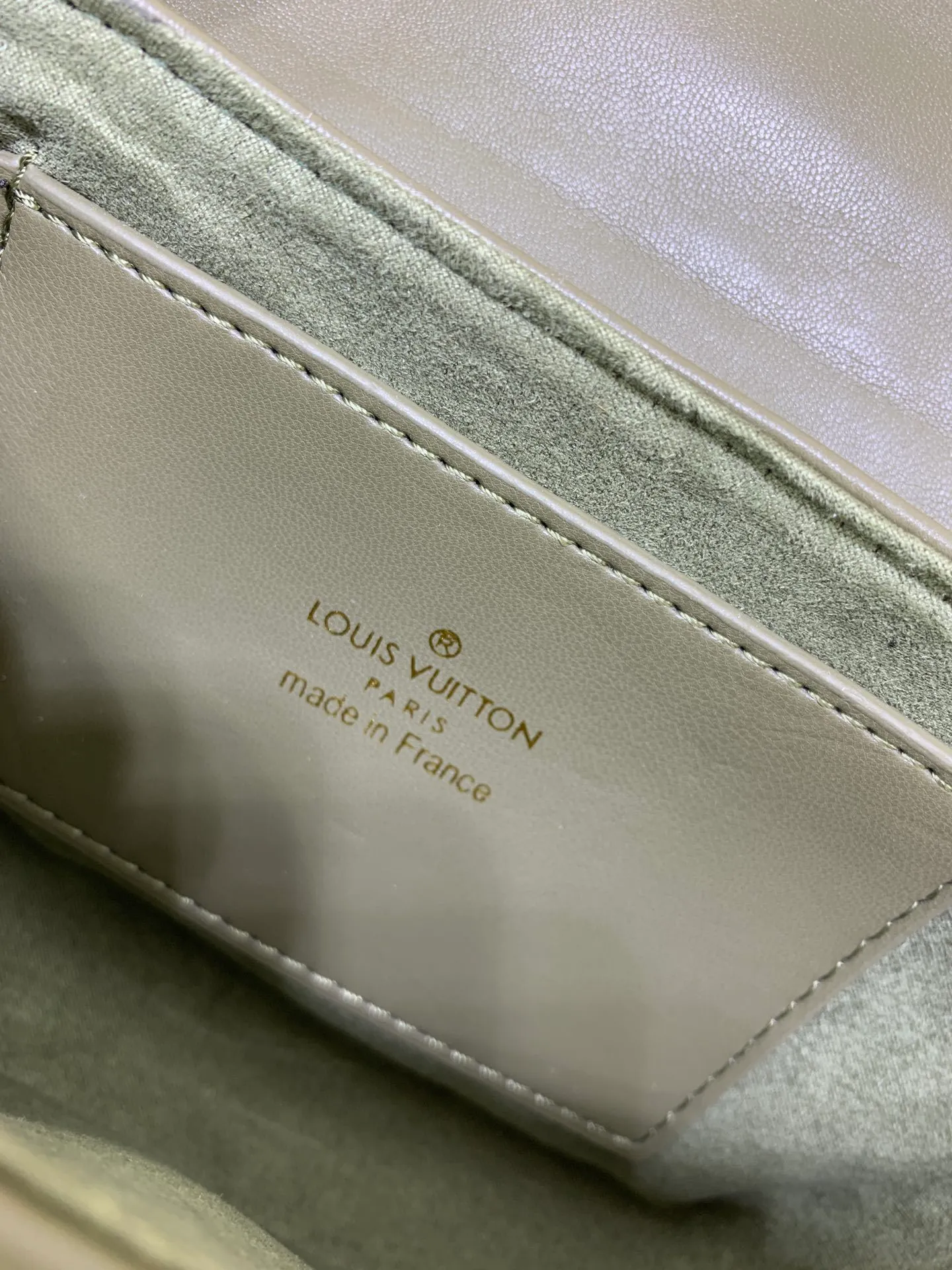 All Categories Official Website "Brand Women's Bags" Women's Bags 💙 LV Upgraded Original Multi Pochette New Wave handbags are made of smooth and soft quilted calf leather, dynamic design, adjustable shoulder straps, distressed gold metal accessories, bronze gold chain inscriptions and striped jacquard shoulder straps, etc. Provide multiple carrying methods, the coin-shaped round bag on the shoulder strap can be