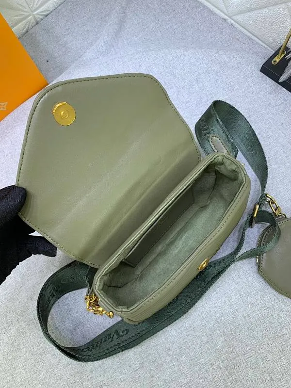 All Categories Official Website "Brand Women's Bags" Women's Bags 💙 LV Upgraded Original Multi Pochette New Wave handbags are made of smooth and soft quilted calf leather, dynamic design, adjustable shoulder straps, distressed gold metal accessories, bronze gold chain inscriptions and striped jacquard shoulder straps, etc. Provide multiple carrying methods, the coin-shaped round bag on the shoulder strap can be