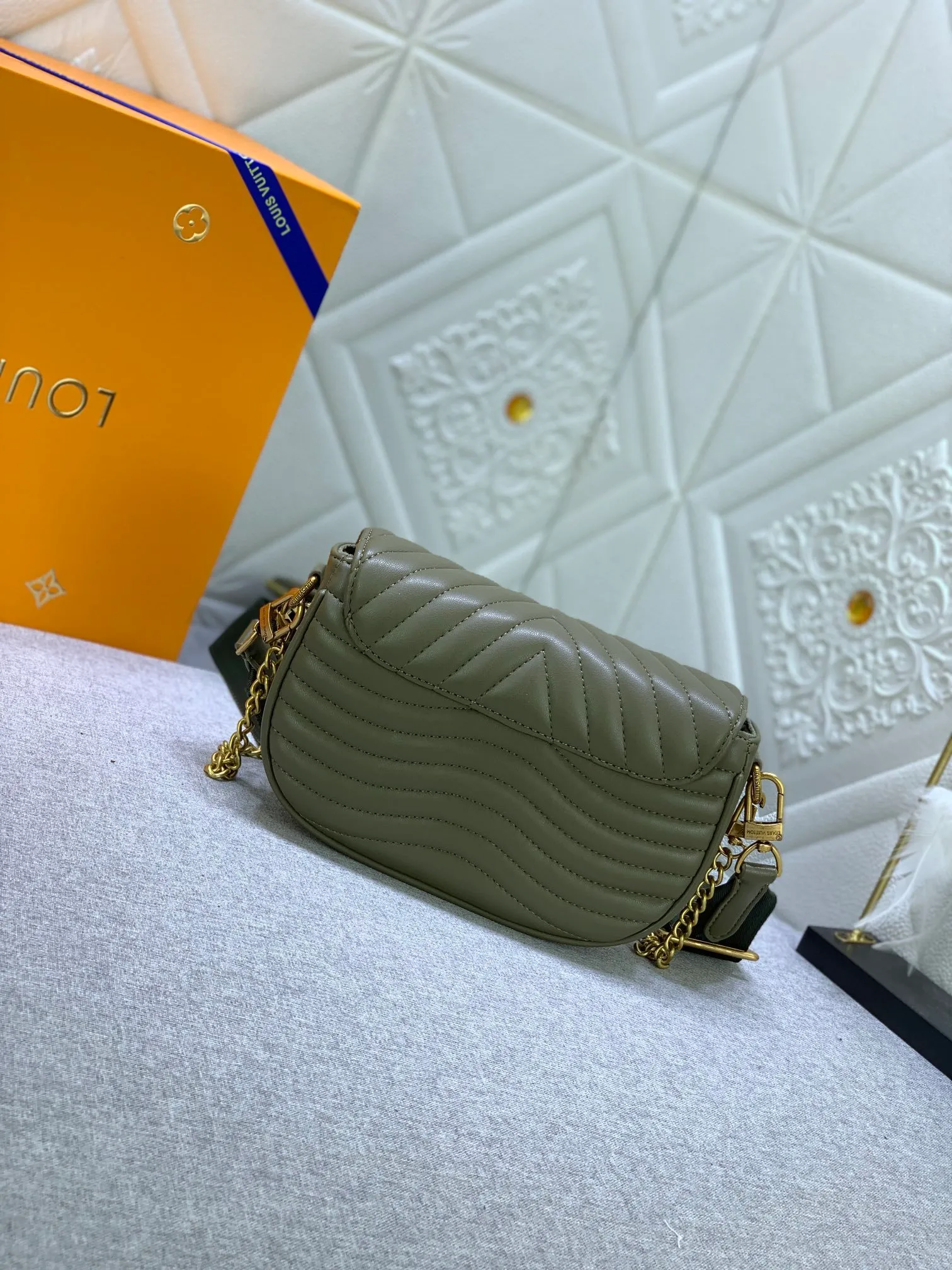 All Categories Official Website "Brand Women's Bags" Women's Bags 💙 LV Upgraded Original Multi Pochette New Wave handbags are made of smooth and soft quilted calf leather, dynamic design, adjustable shoulder straps, distressed gold metal accessories, bronze gold chain inscriptions and striped jacquard shoulder straps, etc. Provide multiple carrying methods, the coin-shaped round bag on the shoulder strap can be