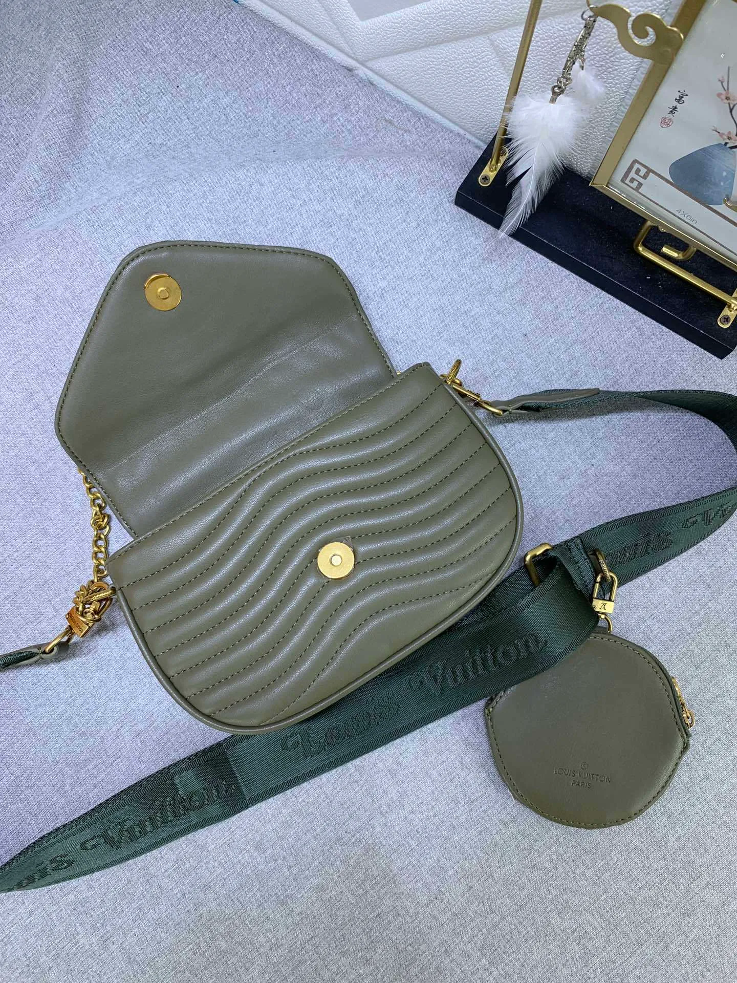 All Categories Official Website "Brand Women's Bags" Women's Bags 💙 LV Upgraded Original Multi Pochette New Wave handbags are made of smooth and soft quilted calf leather, dynamic design, adjustable shoulder straps, distressed gold metal accessories, bronze gold chain inscriptions and striped jacquard shoulder straps, etc. Provide multiple carrying methods, the coin-shaped round bag on the shoulder strap can be