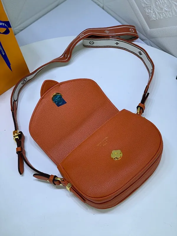 All Categories Official Website "Brand Women's Bags" Women's Bags 💙 LV Pont9 pebbled messenger bag. Handbags LV Pont 9 Soft handbag is made of grained calfskin and injects an elegant atmosphere with the LV Circle logo derived from the brand archives. Monogram flower cluster hidden under the flap, Monogram flower on the shoulder