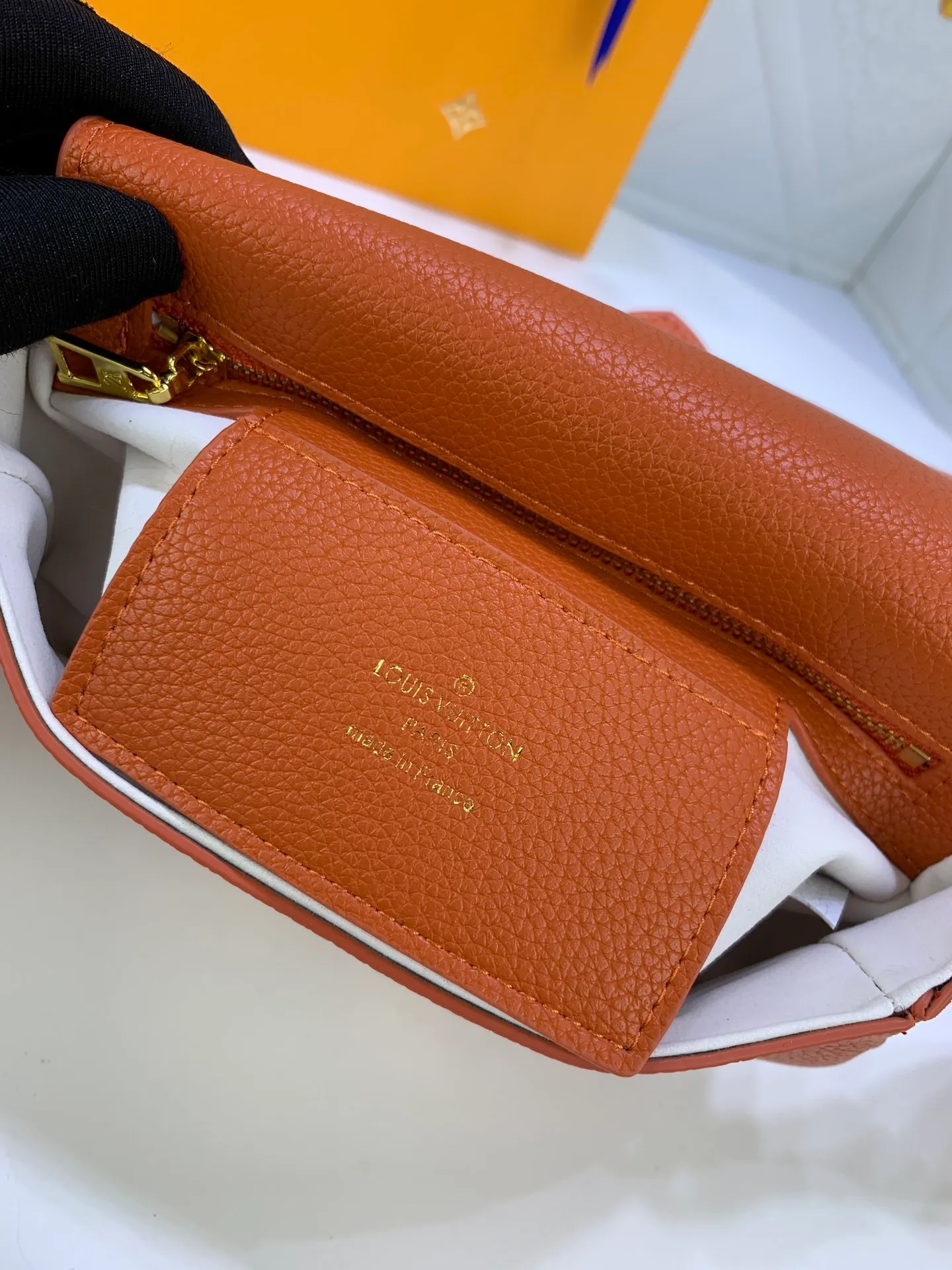 All Categories Official Website "Brand Women's Bags" Women's Bags 💙 LV Pont9 pebbled messenger bag. Handbags LV Pont 9 Soft handbag is made of grained calfskin and injects an elegant atmosphere with the LV Circle logo derived from the brand archives. Monogram flower cluster hidden under the flap, Monogram flower on the shoulder
