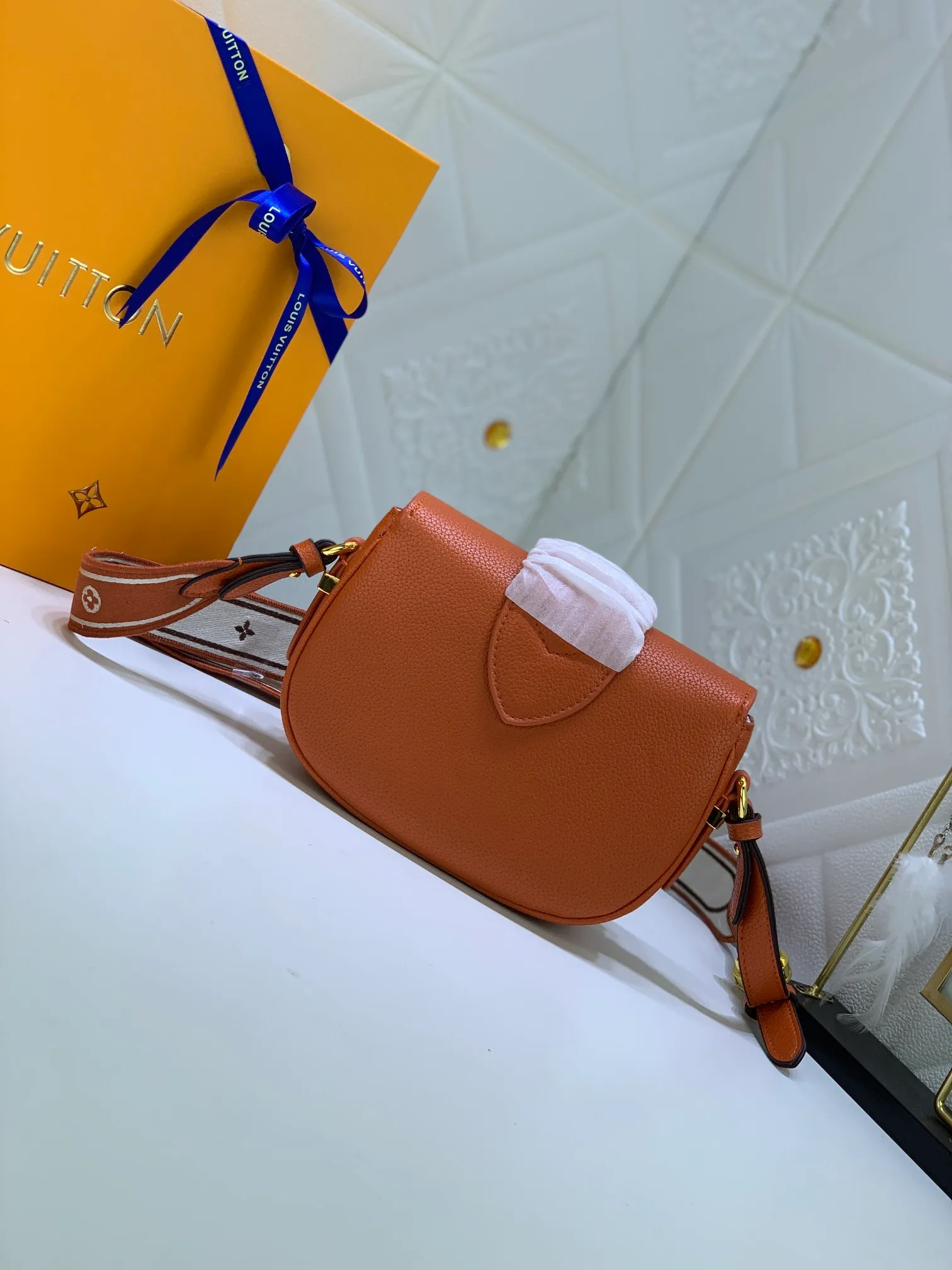 All Categories Official Website "Brand Women's Bags" Women's Bags 💙 LV Pont9 pebbled messenger bag. Handbags LV Pont 9 Soft handbag is made of grained calfskin and injects an elegant atmosphere with the LV Circle logo derived from the brand archives. Monogram flower cluster hidden under the flap, Monogram flower on the shoulder