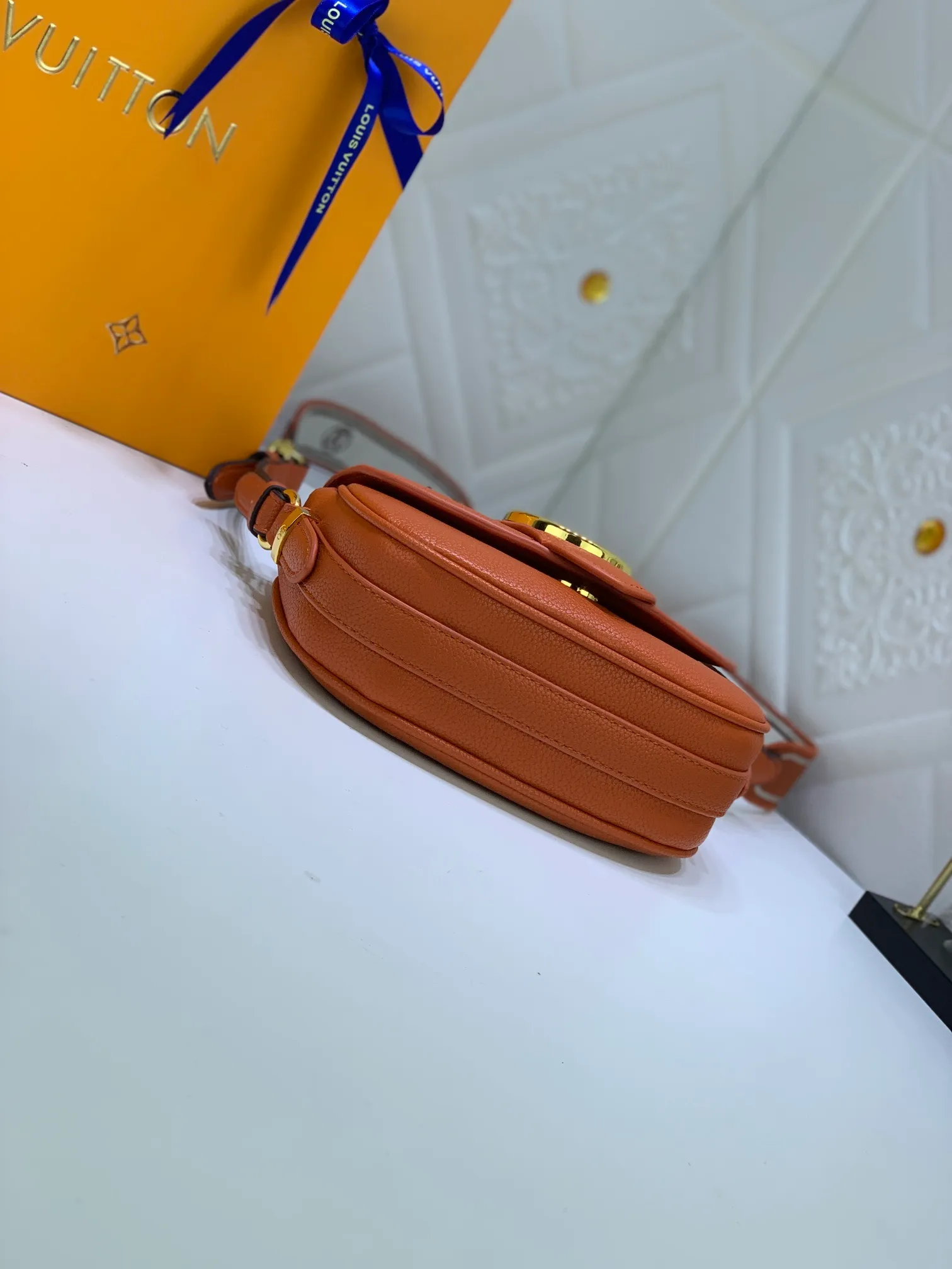 All Categories Official Website "Brand Women's Bags" Women's Bags 💙 LV Pont9 pebbled messenger bag. Handbags LV Pont 9 Soft handbag is made of grained calfskin and injects an elegant atmosphere with the LV Circle logo derived from the brand archives. Monogram flower cluster hidden under the flap, Monogram flower on the shoulder