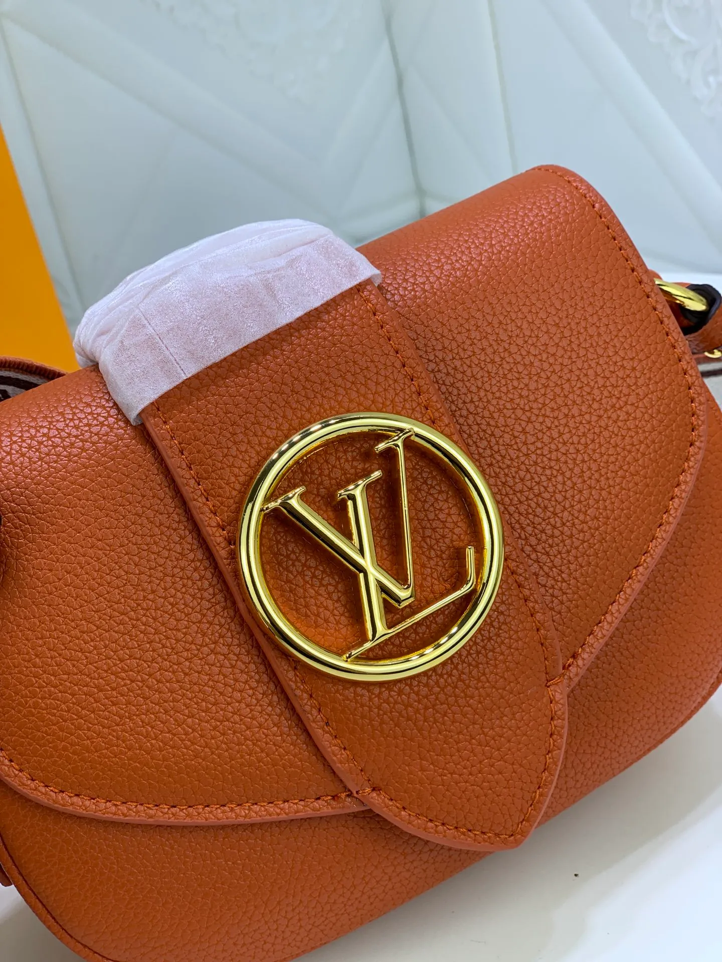 All Categories Official Website "Brand Women's Bags" Women's Bags 💙 LV Pont9 pebbled messenger bag. Handbags LV Pont 9 Soft handbag is made of grained calfskin and injects an elegant atmosphere with the LV Circle logo derived from the brand archives. Monogram flower cluster hidden under the flap, Monogram flower on the shoulder