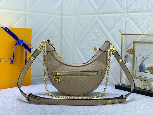 All Categories Official Website "Brand Women's Bags" Women's Bags 💙 LV Upgraded Original ⭐️New Embossed Moon Bag Latest Single Product Moon Bag! Nicolas Ghesquière traces its origins to the Croissant handbag in the Louis Vuitton archives and launches the Loop half-moon baguette bag in the 2022 early spring series. Compact structure fits the body