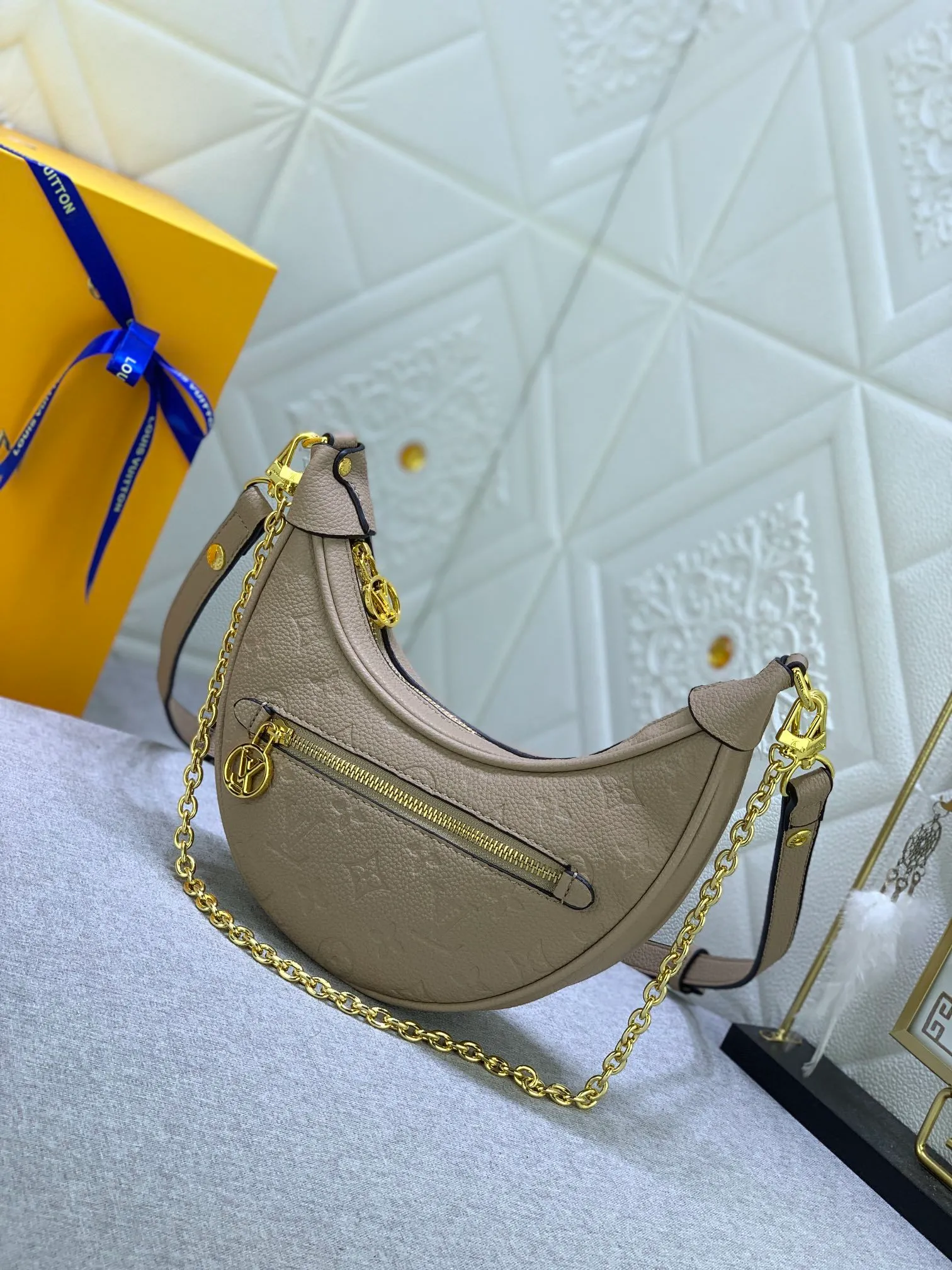 All Categories Official Website "Brand Women's Bags" Women's Bags 💙 LV Upgraded Original ⭐️New Embossed Moon Bag Latest Single Product Moon Bag! Nicolas Ghesquière traces its origins to the Croissant handbag in the Louis Vuitton archives and launches the Loop half-moon baguette bag in the 2022 early spring series. Compact structure fits the body