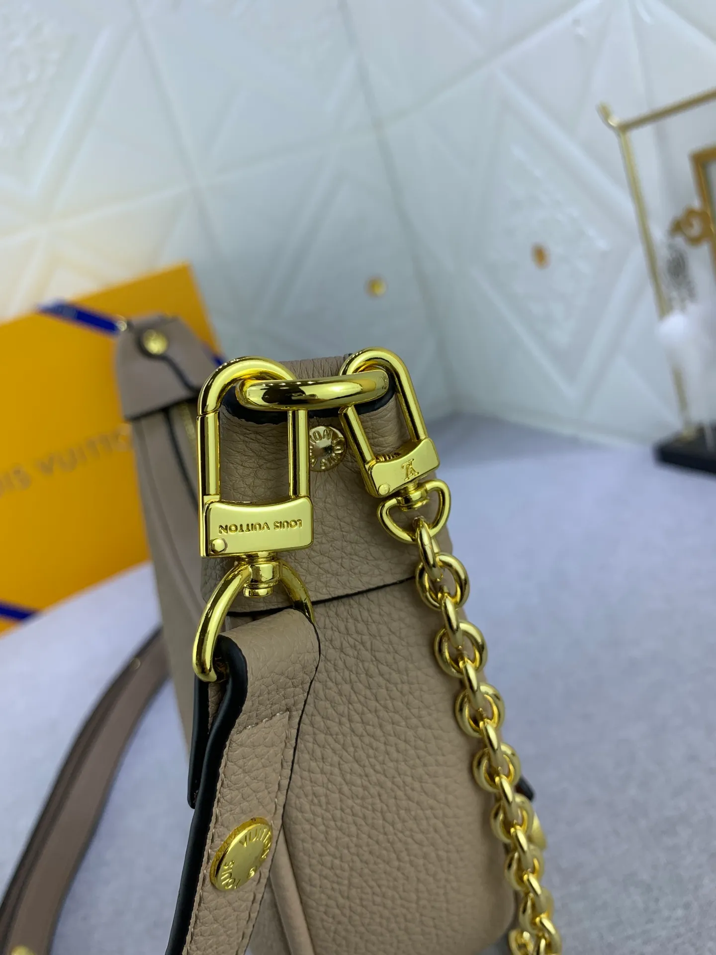 All Categories Official Website "Brand Women's Bags" Women's Bags 💙 LV Upgraded Original ⭐️New Embossed Moon Bag Latest Single Product Moon Bag! Nicolas Ghesquière traces its origins to the Croissant handbag in the Louis Vuitton archives and launches the Loop half-moon baguette bag in the 2022 early spring series. Compact structure fits the body
