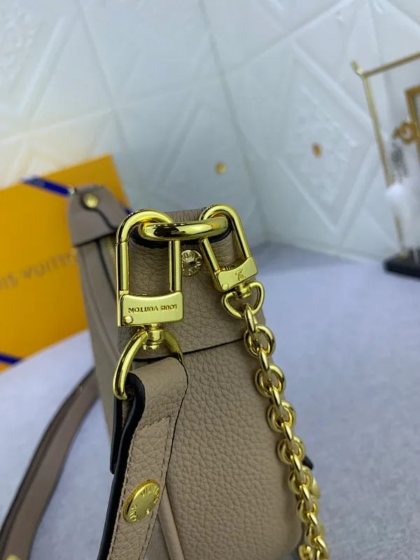 All Categories Official Website "Brand Women's Bags" Women's Bags 💙 LV Upgraded Original ⭐️New Embossed Moon Bag Latest Single Product Moon Bag! Nicolas Ghesquière traces its origins to the Croissant handbag in the Louis Vuitton archives and launches the Loop half-moon baguette bag in the 2022 early spring series. Compact structure fits the body