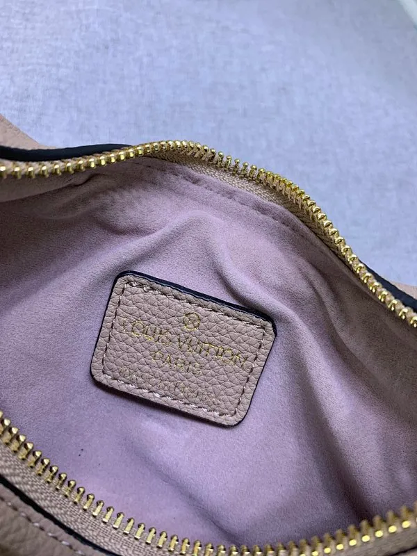 All Categories Official Website "Brand Women's Bags" Women's Bags 💙 LV Upgraded Original ⭐️New Embossed Moon Bag Latest Single Product Moon Bag! Nicolas Ghesquière traces its origins to the Croissant handbag in the Louis Vuitton archives and launches the Loop half-moon baguette bag in the 2022 early spring series. Compact structure fits the body