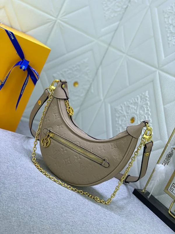 All Categories Official Website "Brand Women's Bags" Women's Bags 💙 LV Upgraded Original ⭐️New Embossed Moon Bag Latest Single Product Moon Bag! Nicolas Ghesquière traces its origins to the Croissant handbag in the Louis Vuitton archives and launches the Loop half-moon baguette bag in the 2022 early spring series. Compact structure fits the body