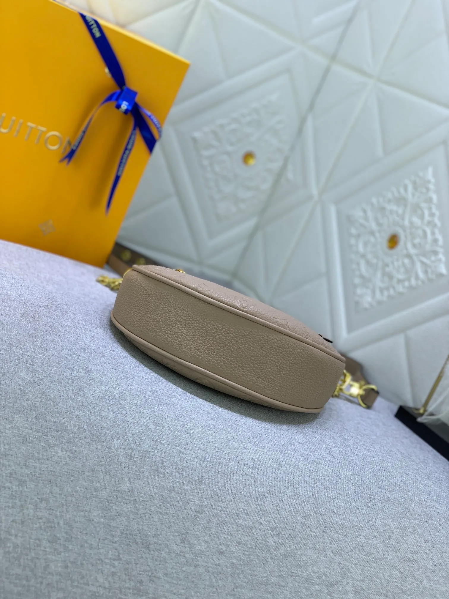 All Categories Official Website "Brand Women's Bags" Women's Bags 💙 LV Upgraded Original ⭐️New Embossed Moon Bag Latest Single Product Moon Bag! Nicolas Ghesquière traces its origins to the Croissant handbag in the Louis Vuitton archives and launches the Loop half-moon baguette bag in the 2022 early spring series. Compact structure fits the body