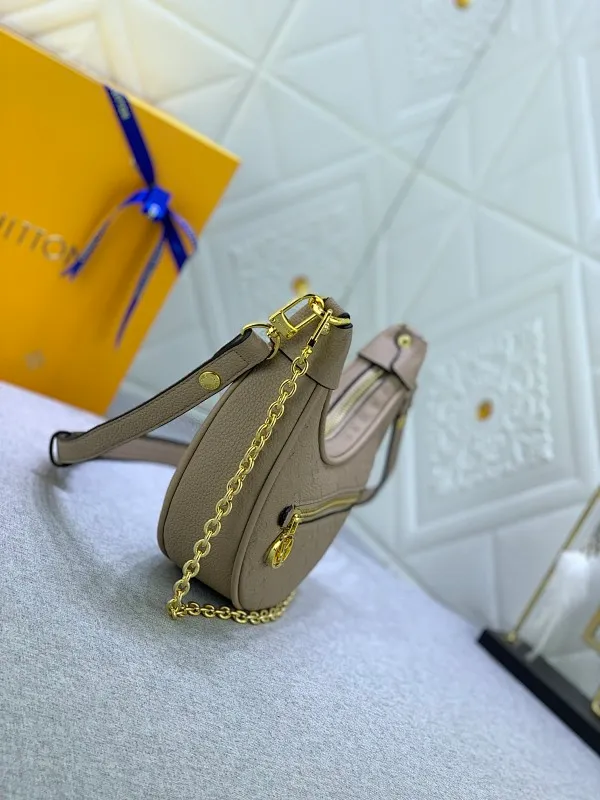 All Categories Official Website "Brand Women's Bags" Women's Bags 💙 LV Upgraded Original ⭐️New Embossed Moon Bag Latest Single Product Moon Bag! Nicolas Ghesquière traces its origins to the Croissant handbag in the Louis Vuitton archives and launches the Loop half-moon baguette bag in the 2022 early spring series. Compact structure fits the body