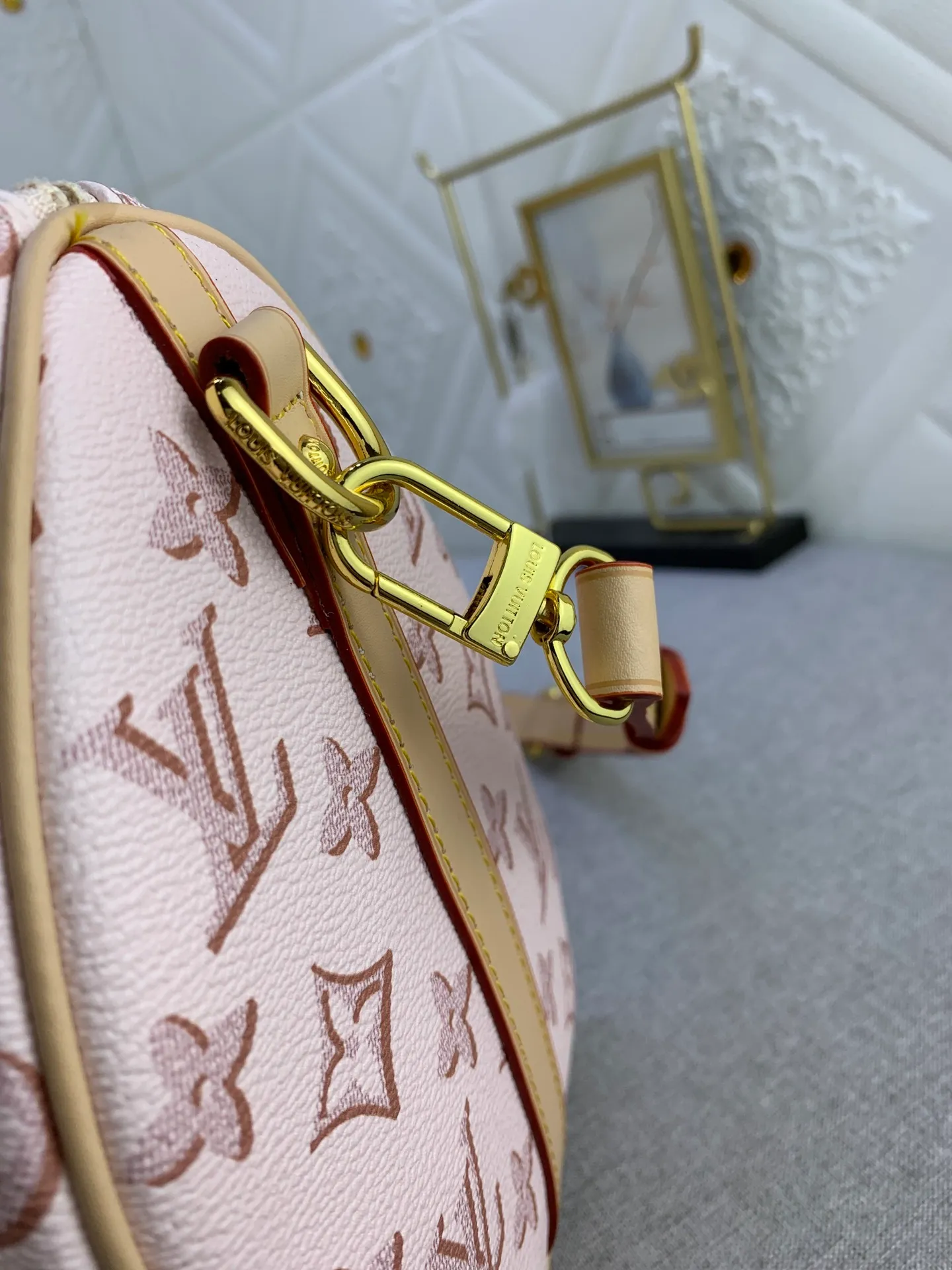 All Categories Official Website "Brand Women's Bags" Women's Bags 💙 LV (new silk screen pillow bag) The compact SPEEDY BANDOULIÈRE 25 handbag reshapes its elegant silhouette, outer pockets and gold buckles. The miniature monogram pattern and leather trim on the canvas evoke the House's historical design codes, as does the rolled leather handle and engraved padlock. an adjustable and