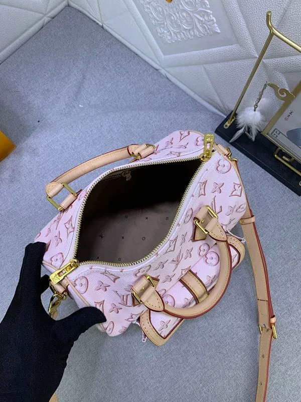 All Categories Official Website "Brand Women's Bags" Women's Bags 💙 LV (new silk screen pillow bag) The compact SPEEDY BANDOULIÈRE 25 handbag reshapes its elegant silhouette, outer pockets and gold buckles. The miniature monogram pattern and leather trim on the canvas evoke the House's historical design codes, as does the rolled leather handle and engraved padlock. an adjustable and