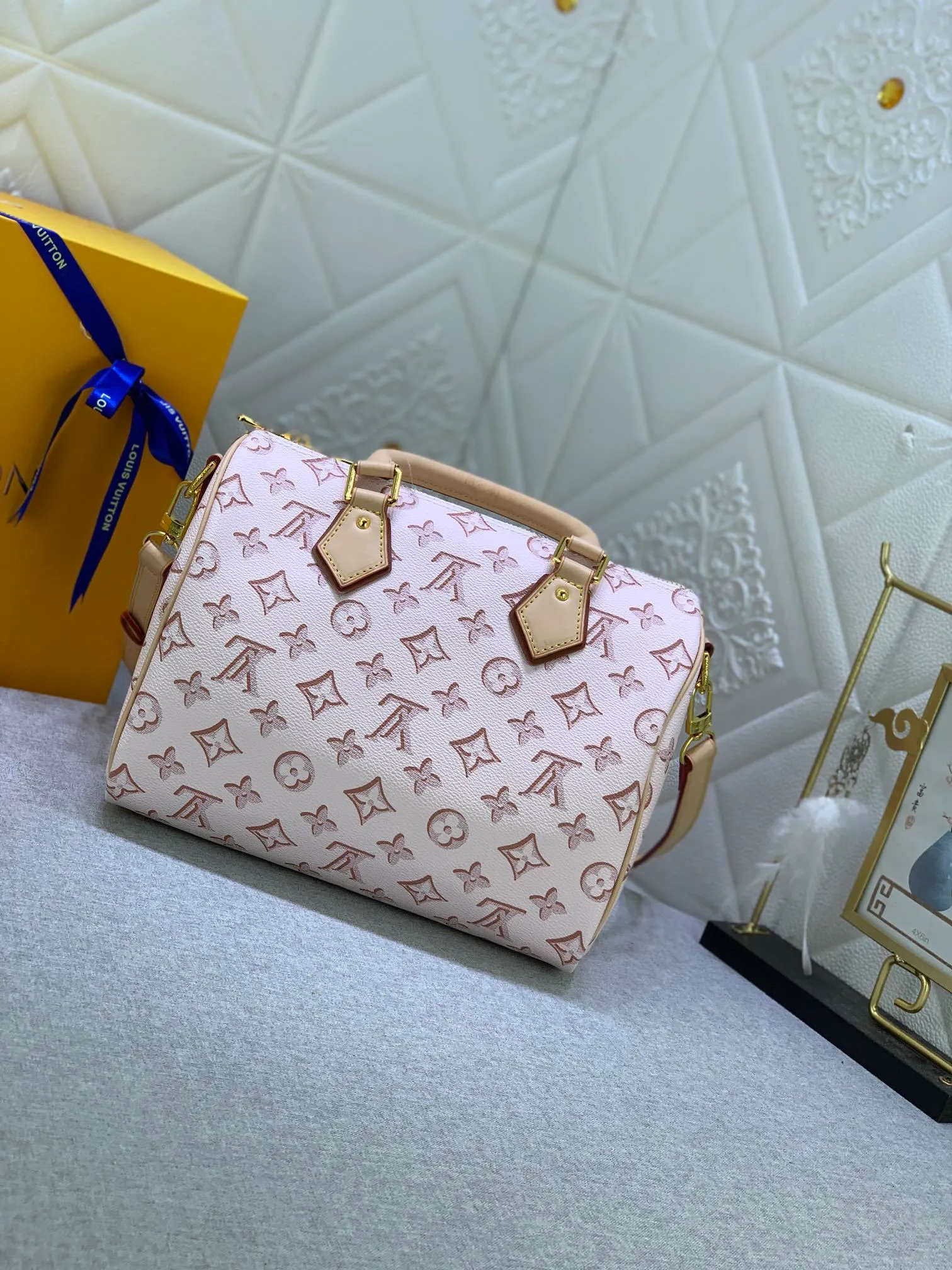 All Categories Official Website "Brand Women's Bags" Women's Bags 💙 LV (new silk screen pillow bag) The compact SPEEDY BANDOULIÈRE 25 handbag reshapes its elegant silhouette, outer pockets and gold buckles. The miniature monogram pattern and leather trim on the canvas evoke the House's historical design codes, as does the rolled leather handle and engraved padlock. an adjustable and