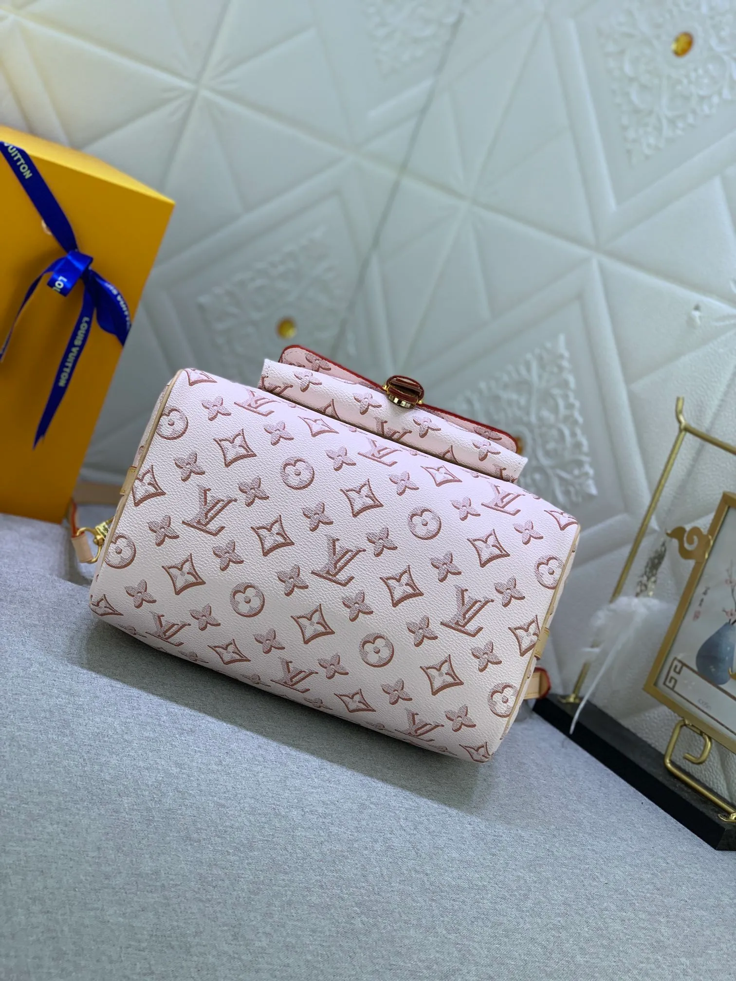 All Categories Official Website "Brand Women's Bags" Women's Bags 💙 LV (new silk screen pillow bag) The compact SPEEDY BANDOULIÈRE 25 handbag reshapes its elegant silhouette, outer pockets and gold buckles. The miniature monogram pattern and leather trim on the canvas evoke the House's historical design codes, as does the rolled leather handle and engraved padlock. an adjustable and