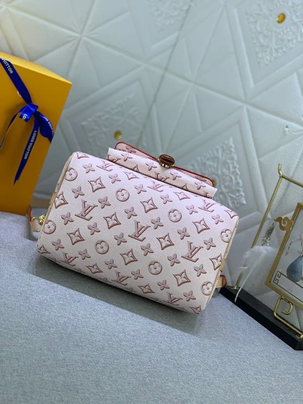 All Categories Official Website "Brand Women's Bags" Women's Bags 💙 LV (new silk screen pillow bag) The compact SPEEDY BANDOULIÈRE 25 handbag reshapes its elegant silhouette, outer pockets and gold buckles. The miniature monogram pattern and leather trim on the canvas evoke the House's historical design codes, as does the rolled leather handle and engraved padlock. an adjustable and
