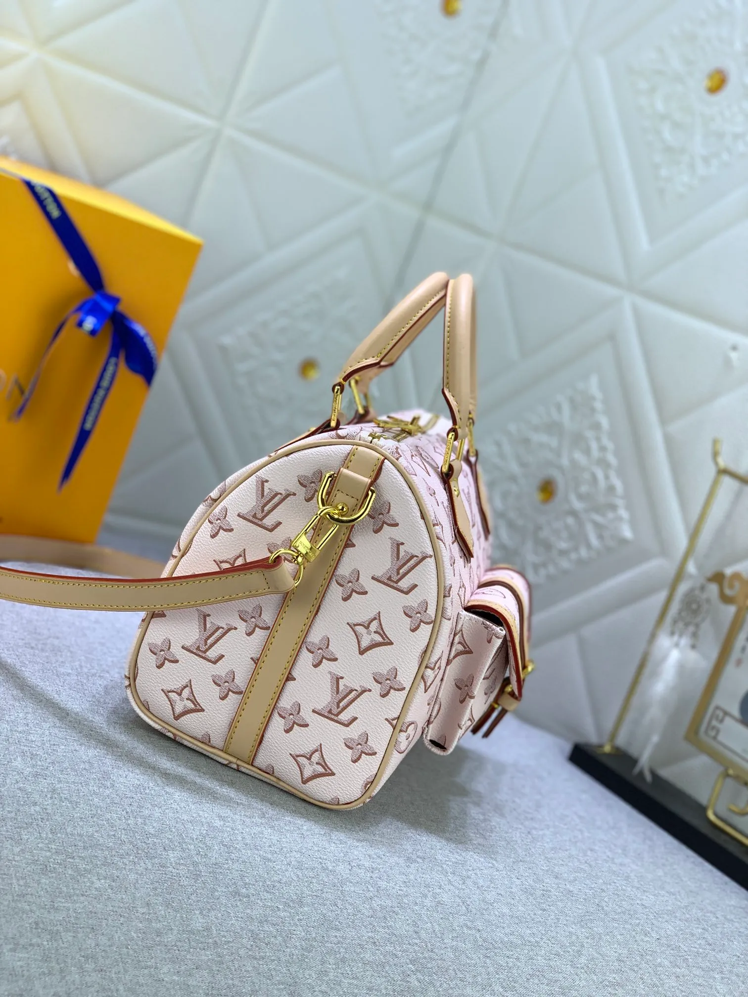 All Categories Official Website "Brand Women's Bags" Women's Bags 💙 LV (new silk screen pillow bag) The compact SPEEDY BANDOULIÈRE 25 handbag reshapes its elegant silhouette, outer pockets and gold buckles. The miniature monogram pattern and leather trim on the canvas evoke the House's historical design codes, as does the rolled leather handle and engraved padlock. an adjustable and