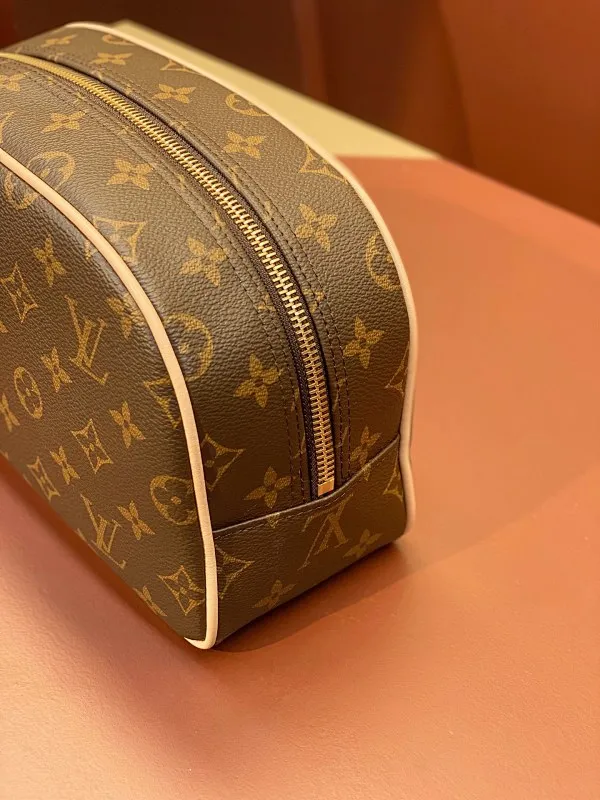 All categories Official website "Brand Women's Bags" Women's Bags 💙 LV 2025 new LV toiletry bag