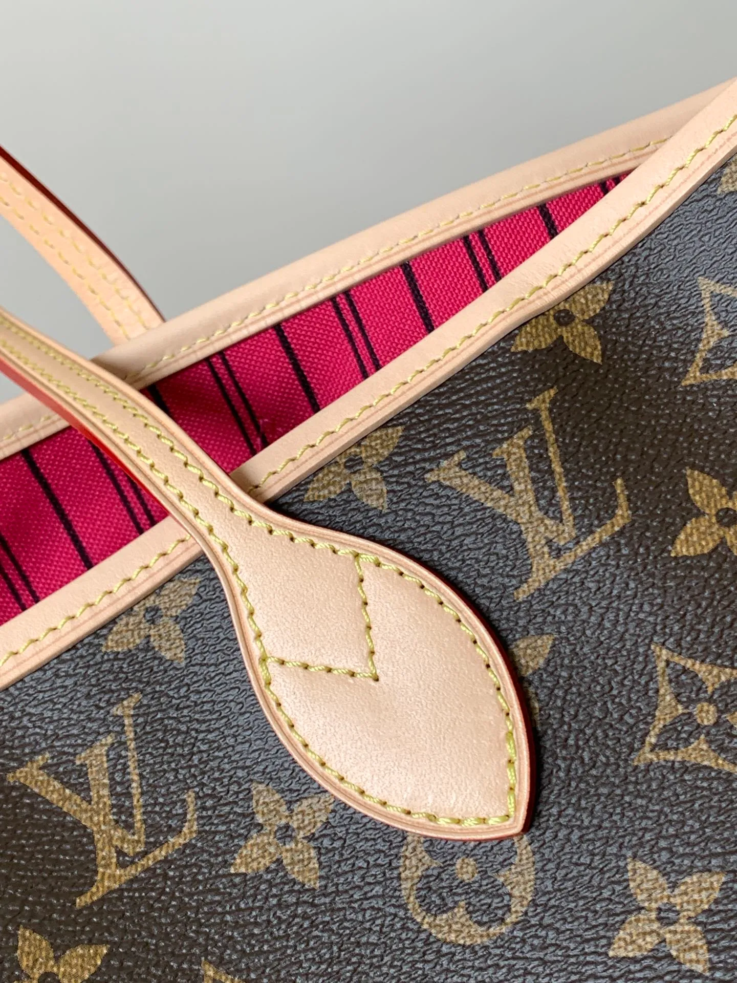 All categories Official website "Brand Women's Bags" Women's Bags 💙 LV 2026 new LV hand-held crossbody bag