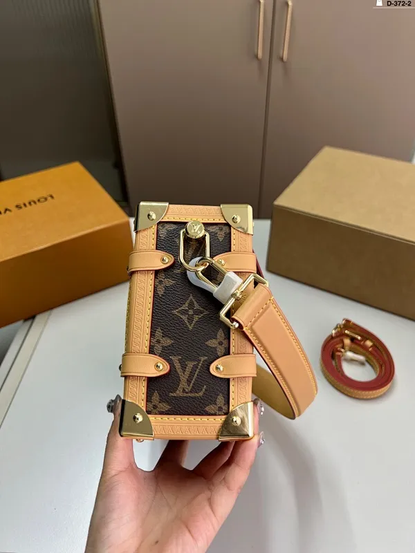 All categories Official website "Brand Women's Bags" Women's Bags 💙 LV 2025 new LV armpit bag