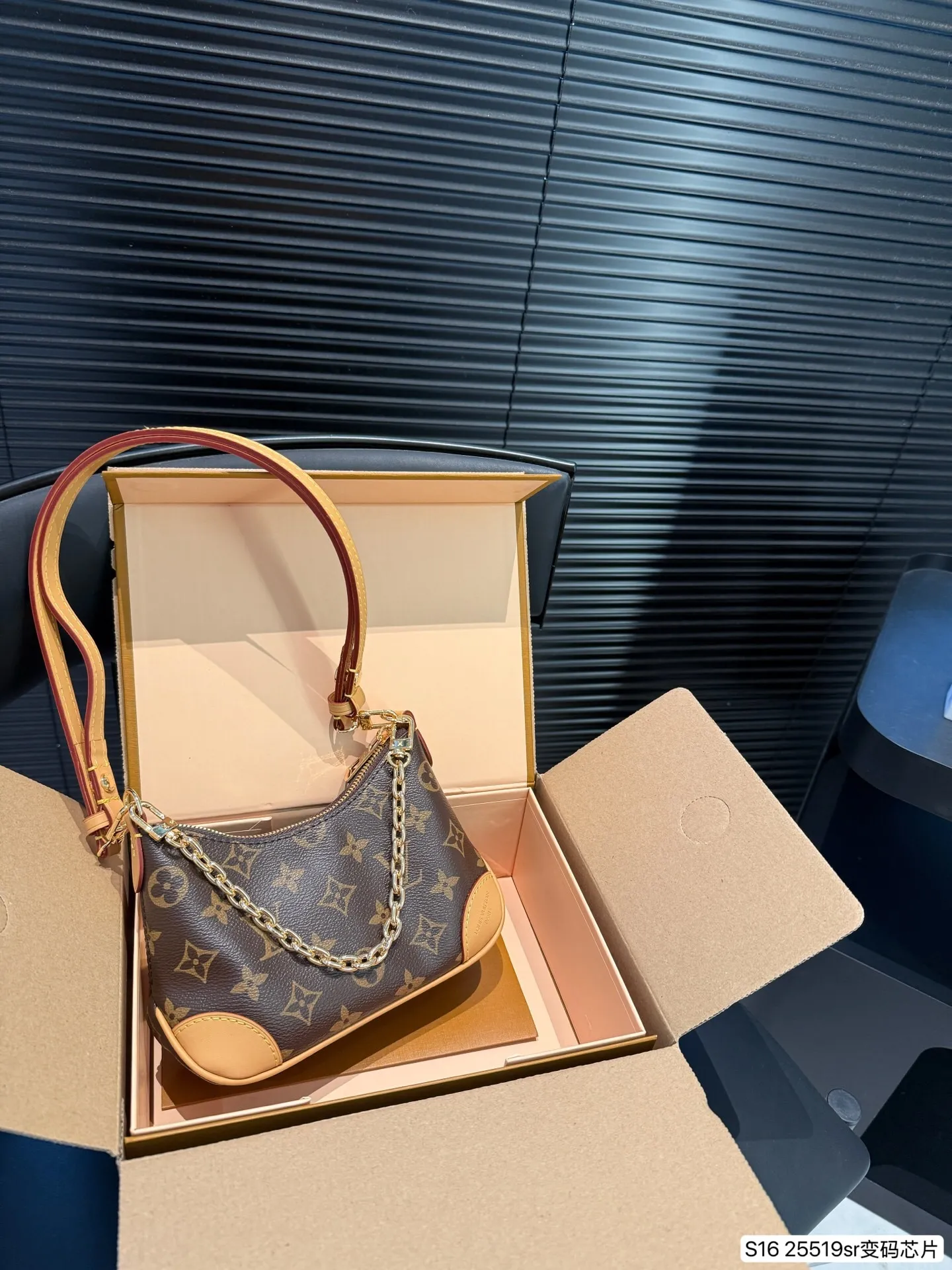 All categories Official website "Brand Women's Bags" Women's Bags 💙 LV 2025 new LV armpit bag
