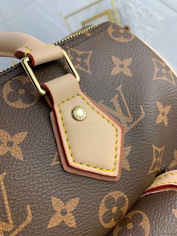 All Categories Official Website "Brand Women's Bags" Women's Bags 💙 LV (new silk screen pillow bag) The compact SPEEDY BANDOULIÈRE 25 handbag reshapes its elegant silhouette, outer pockets and gold buckles. The miniature monogram pattern and leather trim on the canvas evoke the House's historical design codes, as does the rolled leather handle and engraved padlock. an adjustable and