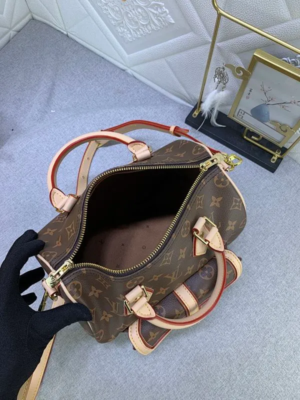 All Categories Official Website "Brand Women's Bags" Women's Bags 💙 LV (new silk screen pillow bag) The compact SPEEDY BANDOULIÈRE 25 handbag reshapes its elegant silhouette, outer pockets and gold buckles. The miniature monogram pattern and leather trim on the canvas evoke the House's historical design codes, as does the rolled leather handle and engraved padlock. an adjustable and
