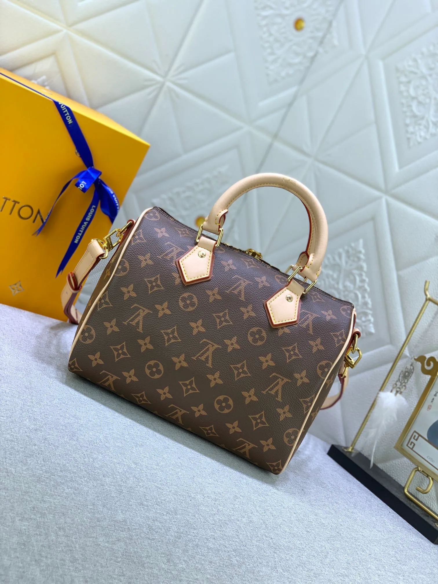 All Categories Official Website "Brand Women's Bags" Women's Bags 💙 LV (new silk screen pillow bag) The compact SPEEDY BANDOULIÈRE 25 handbag reshapes its elegant silhouette, outer pockets and gold buckles. The miniature monogram pattern and leather trim on the canvas evoke the House's historical design codes, as does the rolled leather handle and engraved padlock. an adjustable and
