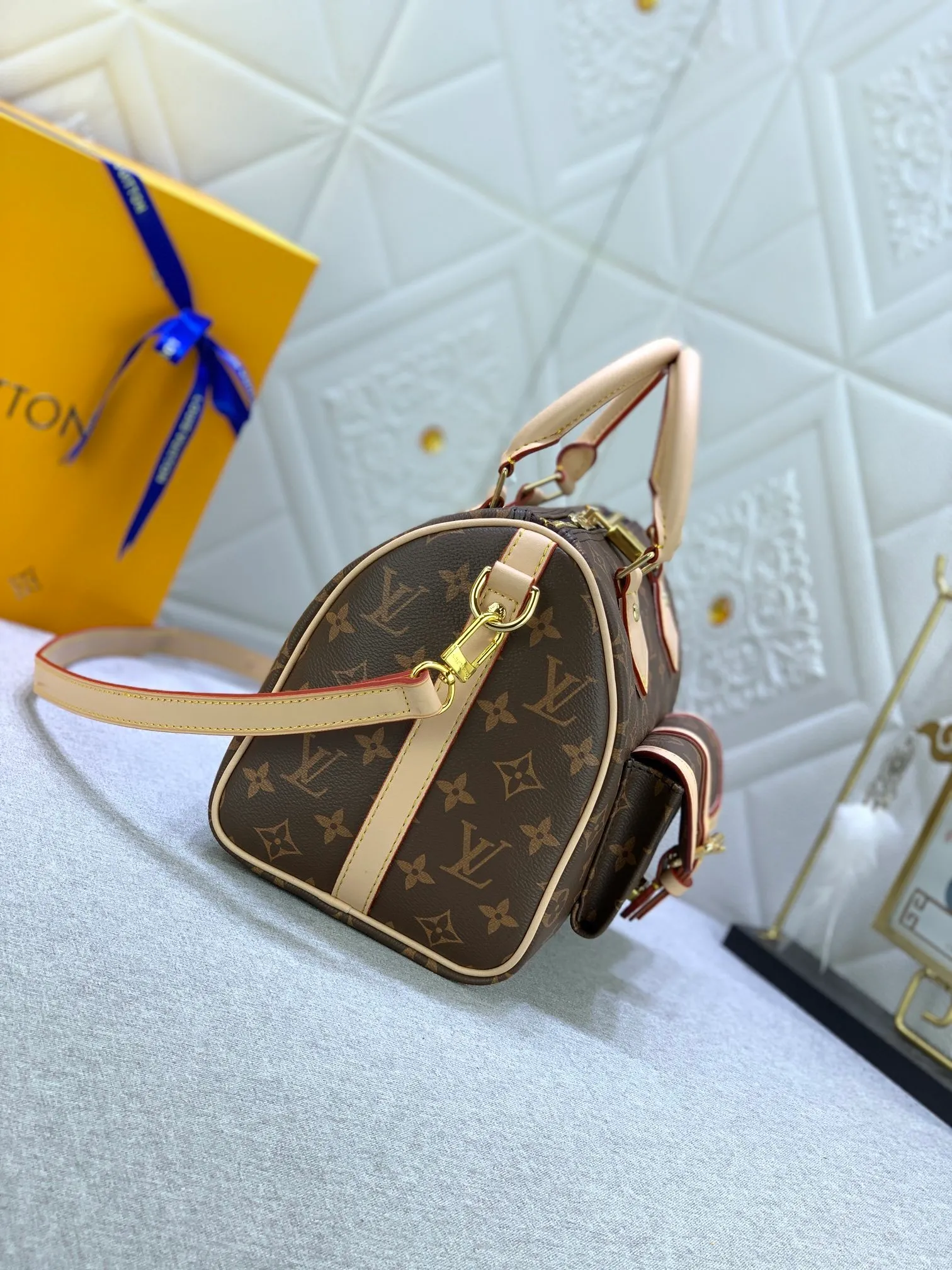 All Categories Official Website "Brand Women's Bags" Women's Bags 💙 LV (new silk screen pillow bag) The compact SPEEDY BANDOULIÈRE 25 handbag reshapes its elegant silhouette, outer pockets and gold buckles. The miniature monogram pattern and leather trim on the canvas evoke the House's historical design codes, as does the rolled leather handle and engraved padlock. an adjustable and