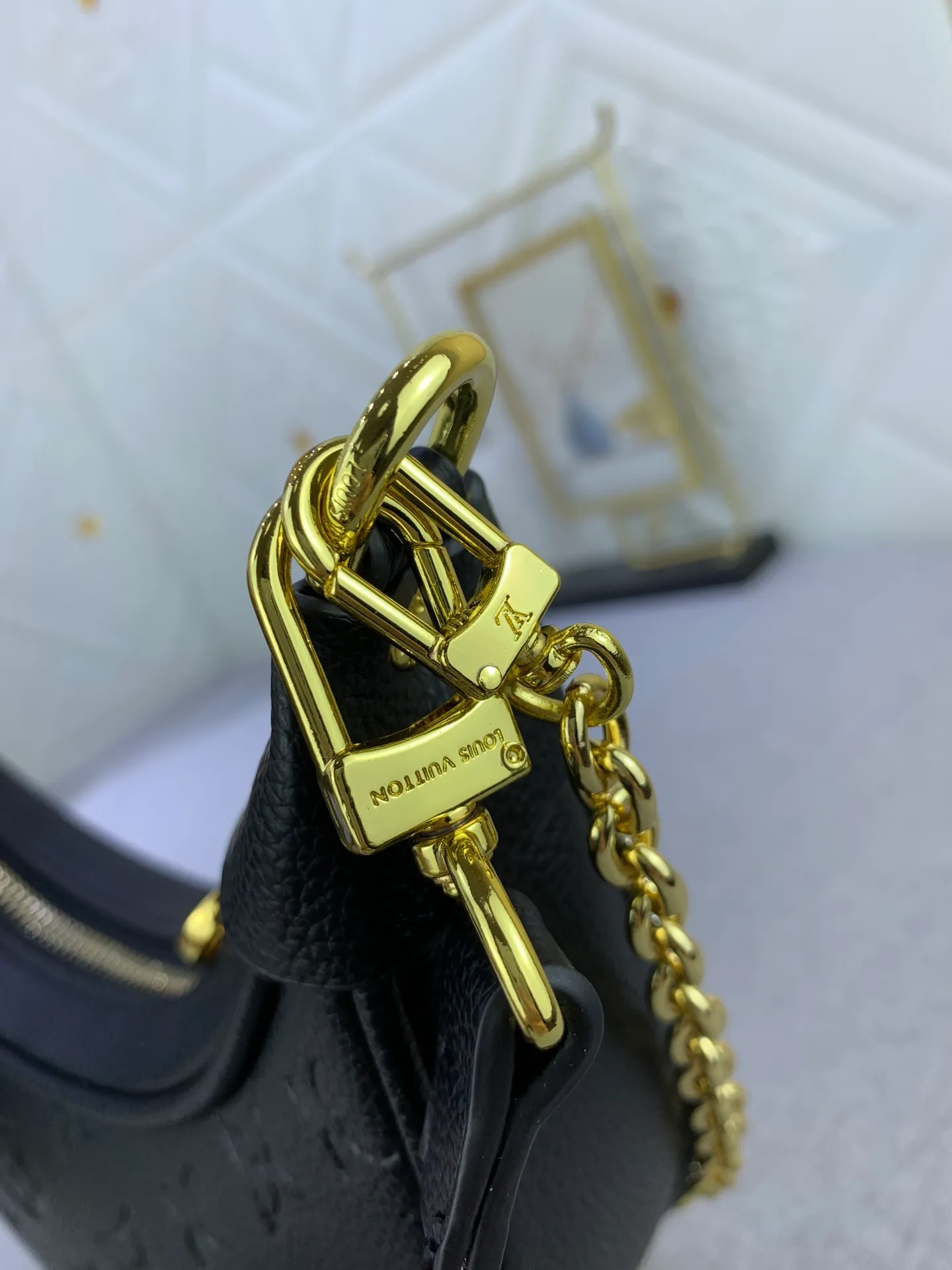 All Categories Official Website "Brand Women's Bags" Women's Bags 💙 LV Upgraded Original ⭐️New Embossed Moon Bag Latest Single Product Moon Bag! Nicolas Ghesquière traces its origins to the Croissant handbag in the Louis Vuitton archives and launches the Loop half-moon baguette bag in the 2022 early spring series. Compact structure fits the body