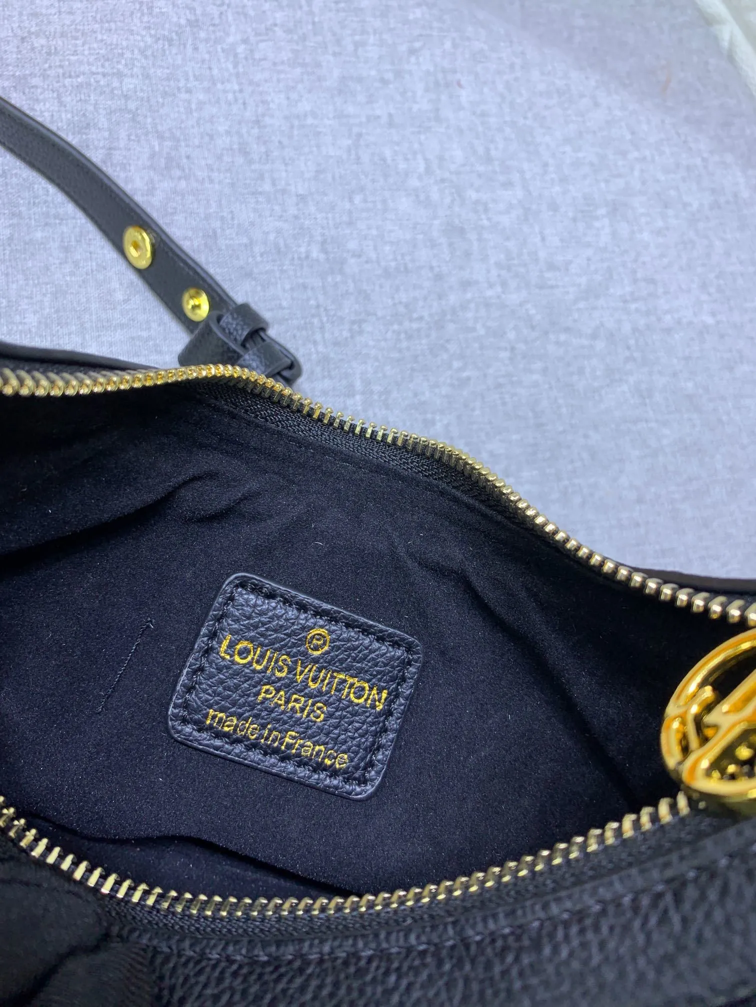 All Categories Official Website "Brand Women's Bags" Women's Bags 💙 LV Upgraded Original ⭐️New Embossed Moon Bag Latest Single Product Moon Bag! Nicolas Ghesquière traces its origins to the Croissant handbag in the Louis Vuitton archives and launches the Loop half-moon baguette bag in the 2022 early spring series. Compact structure fits the body