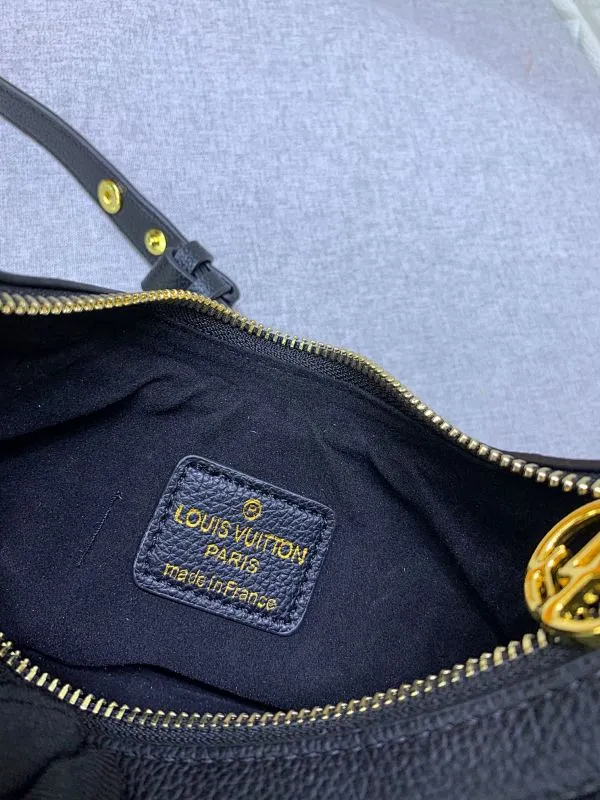 All Categories Official Website "Brand Women's Bags" Women's Bags 💙 LV Upgraded Original ⭐️New Embossed Moon Bag Latest Single Product Moon Bag! Nicolas Ghesquière traces its origins to the Croissant handbag in the Louis Vuitton archives and launches the Loop half-moon baguette bag in the 2022 early spring series. Compact structure fits the body